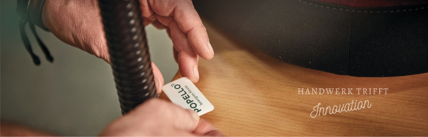 Die Wahl des richtigen Bürostuhls kann den entscheidenden Unterschied für Ihr Wohlbefinden am Arbeitsplatz ausmachen. Bei Popello bieten wir Ihnen eine exklusive Auswahl an Bürostühlen, die nicht nur ergonomisch gestaltet sind, sondern auch gezielt Probleme wie Nacken- oder Rückenschmerzen angehen. Unsere Stühle sind das Ergebnis modernster Forschung und Entwicklung, die es Ihnen ermöglichen, sich mühelos umzusetzen, während gleichzeitig Ihre Körperhaltung gefördert wird. Erleben Sie, wie unsere Lösungen für das bewegte Sitzen Ihre Arbeitsweise revolutionieren und Ihnen mehr Energie und Fokus verleihen – denn Ihr Komfort ist unsere Priorität.