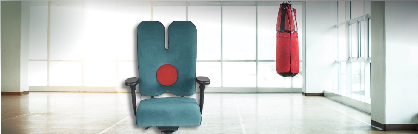 Erleben Sie die Zukunft des Sitzens mit Popello, wo modernste Technologie und ergonomisches Design harmonisch zusammenkommen, um Ihre Gesundheit zu fördern. Unsere innovativen Stühle sind nicht nur Möbelstücke, sondern flexible Partner für Ihren Arbeitsalltag, die durch ihre durchdachten Funktionen eine aktive, dynamische Sitzweise unterstützen. Entdecken Sie, wie unsere präzise Technik und die einzigartige 3D-Mobilität Sie dazu einladen, sich zu bewegen und zu entspannen, während Sie produktiv bleiben. Jeder Stuhl ist ein Unikat, das Ihre individuellen Bedürfnisse berücksichtigt, ganz gleich, ob Sie lange Stunden im Büro verbringen oder kreative Pausen benötigen. Genießen Sie den Unterschied, den ein Popello Stuhl in Ihr Leben bringen kann, und genießen Sie den Komfort und die Unterstützung, die Ihr Rücken verdient.